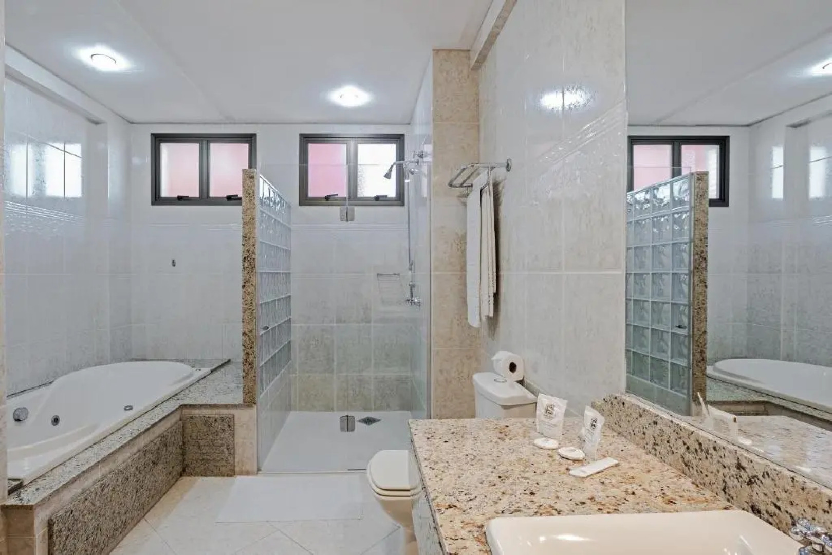 Astron Ponta Grossa Plaza by Nobile