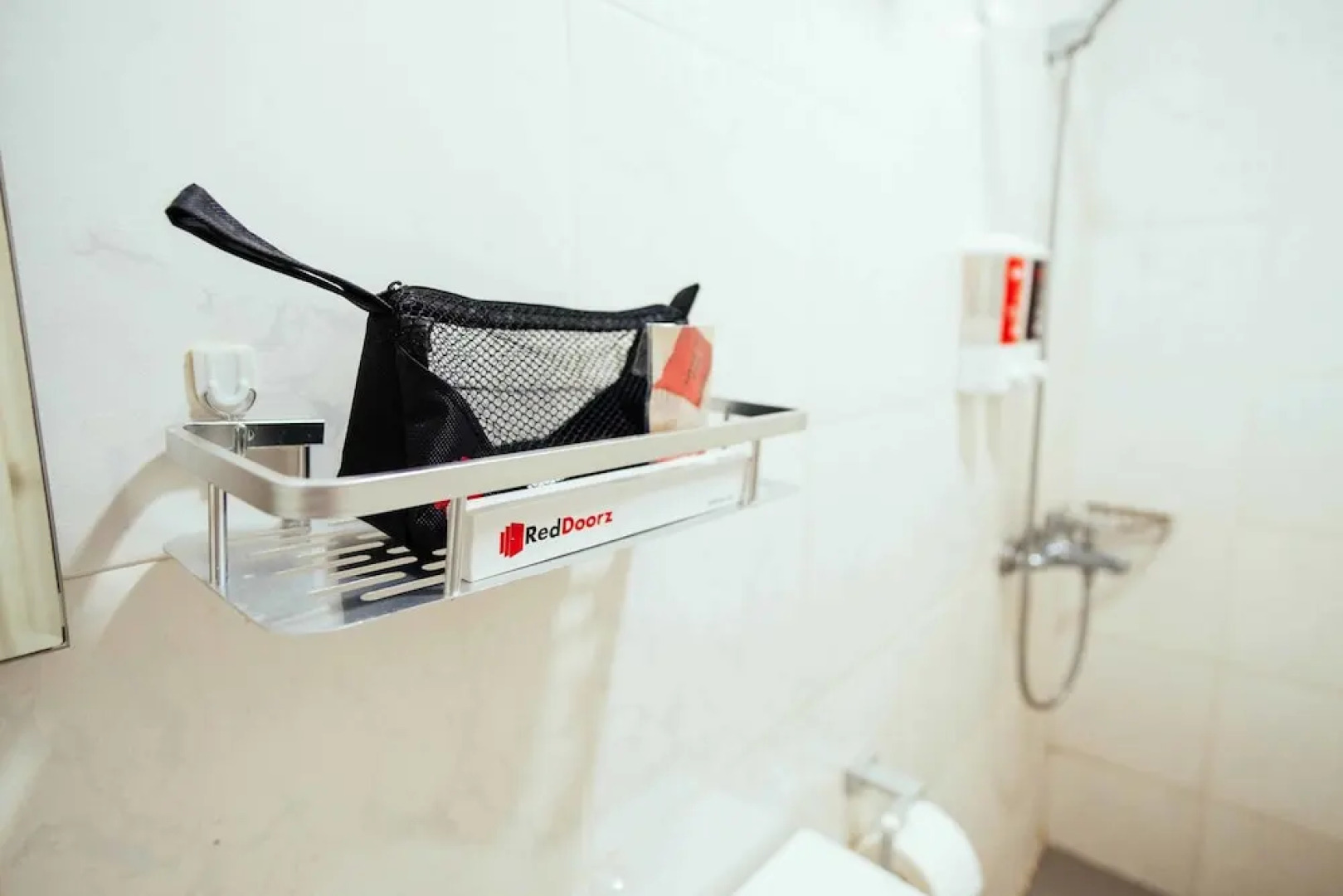 RedDoorz near Osmena Highway