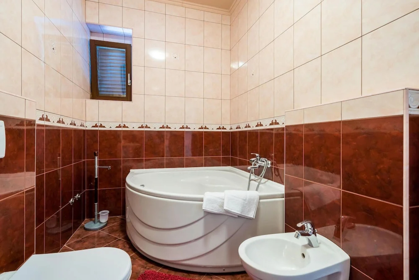 Awesome Home in Gruda with Outdoor Swimming Pool, Hot Tub & 4 Bedrooms