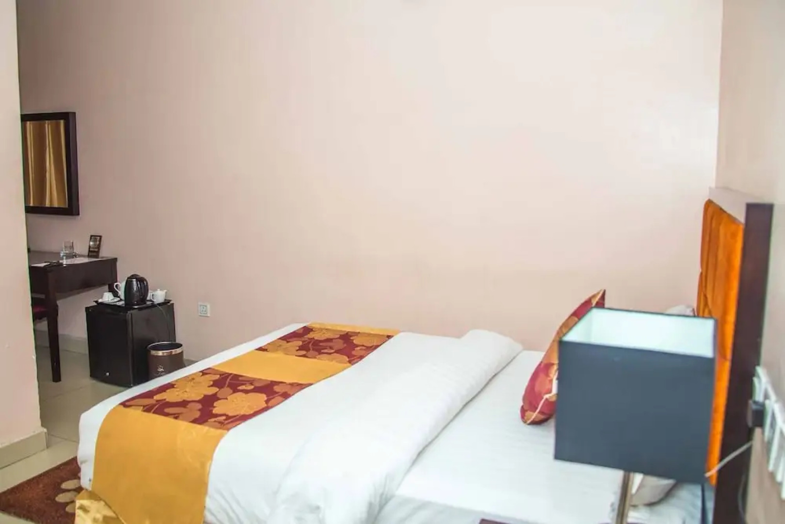 Royal Crest Hotel & Suites