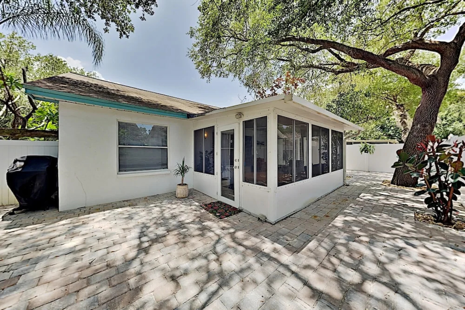 1465 Brier Home - 3 Br Home