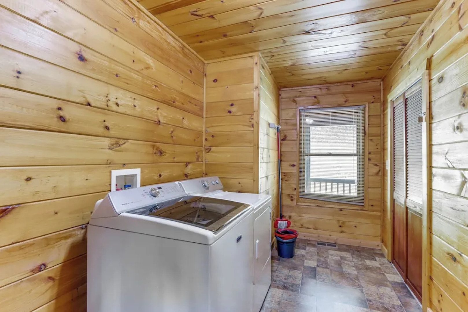 Riffle Run Cabin: River Access, Hot Tub, Game Room