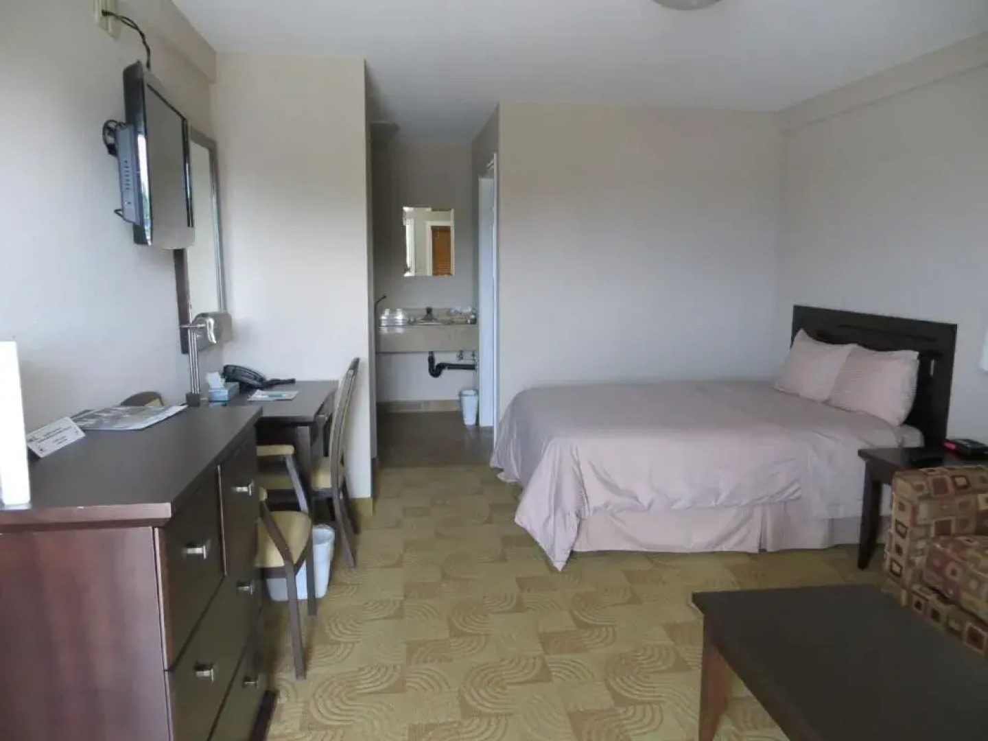 Shoreside Inn & Suites