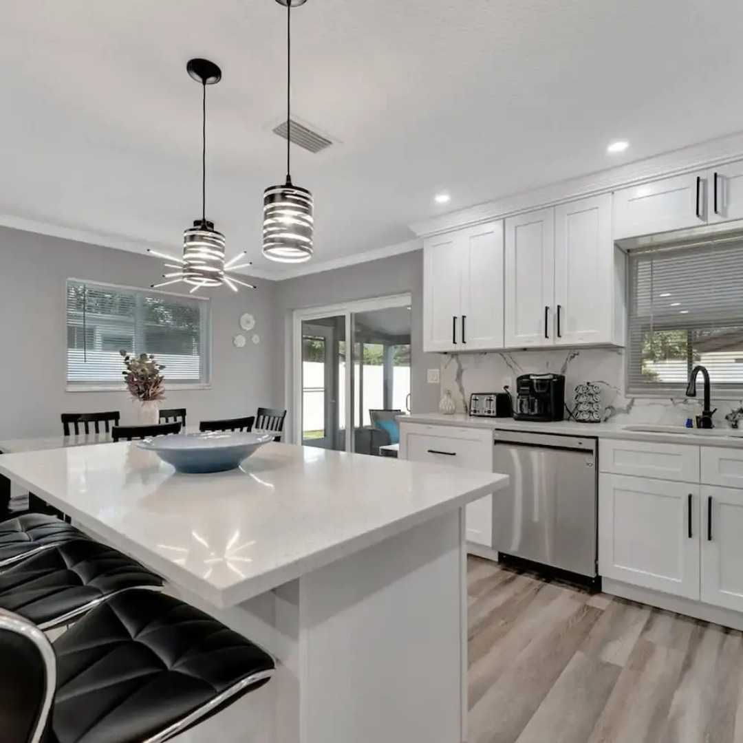 4b 2b w Hot Tub BBQ Firepit 9mins to Beach