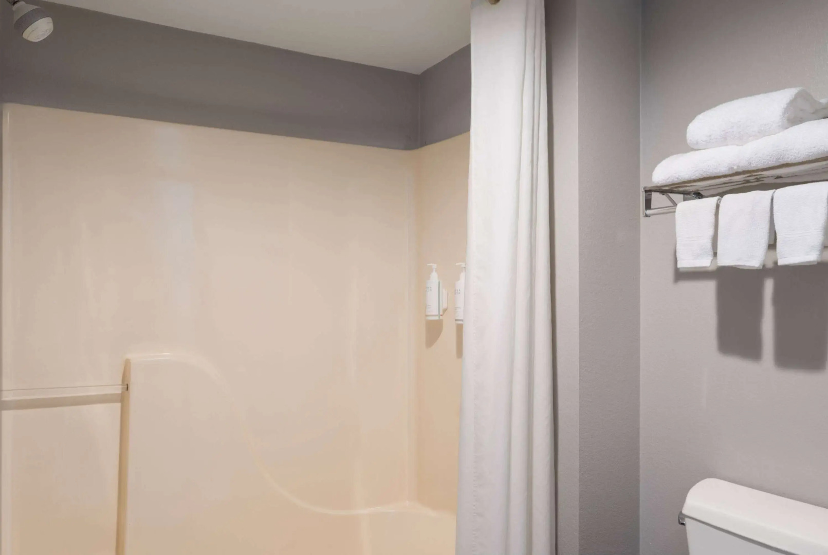 Days Inn by Wyndham Neenah