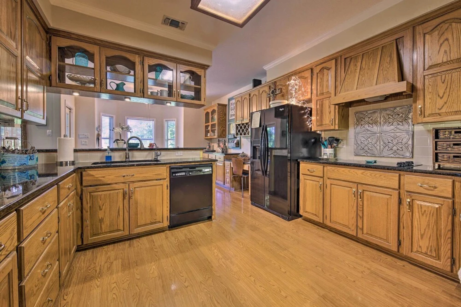 Sunny Seguin Retreat w/ Canoes on Guadalupe River!