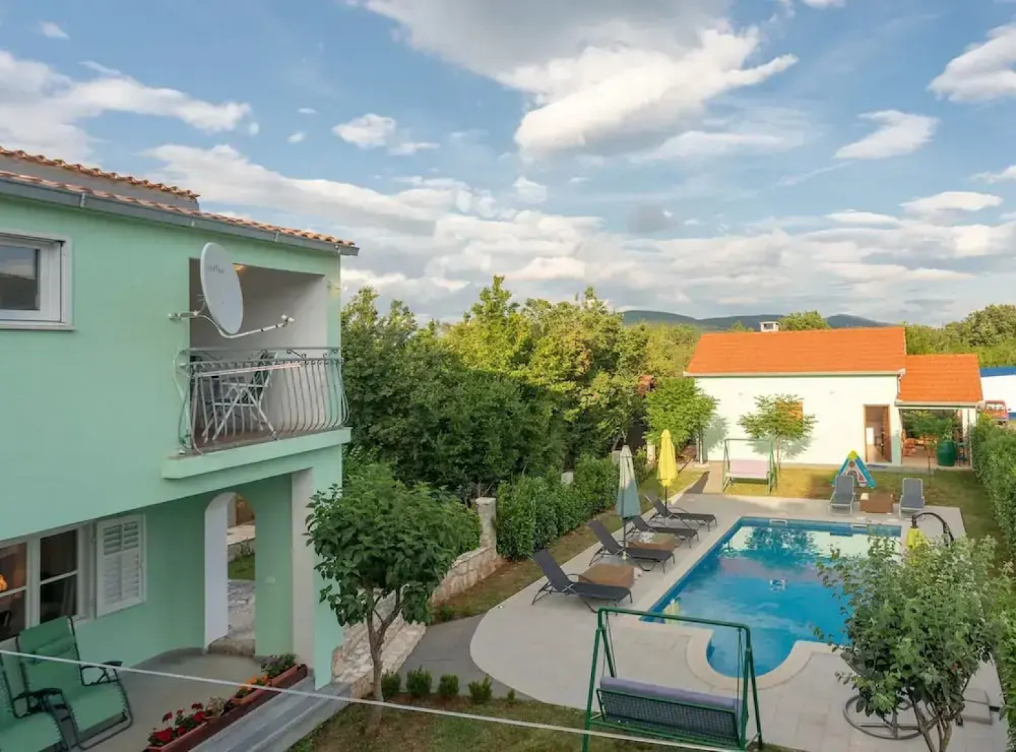 Sunny Escape Holiday Home Dicmo With Pool and Gym