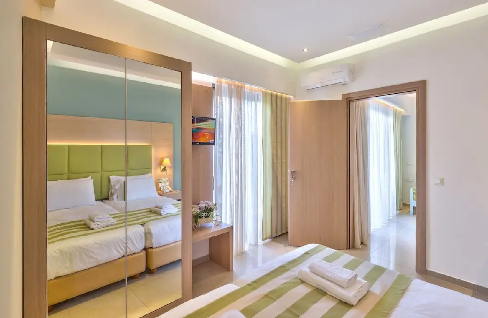 Leonidas Hotel And Apartments