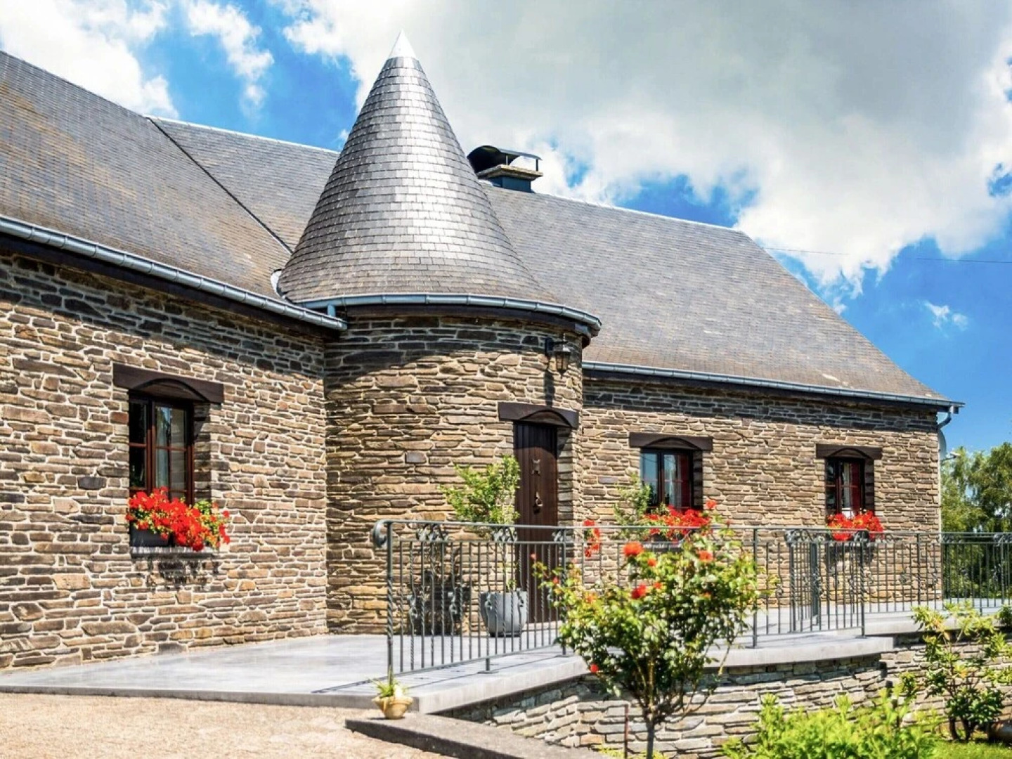 Villa in Bitvre With Garden