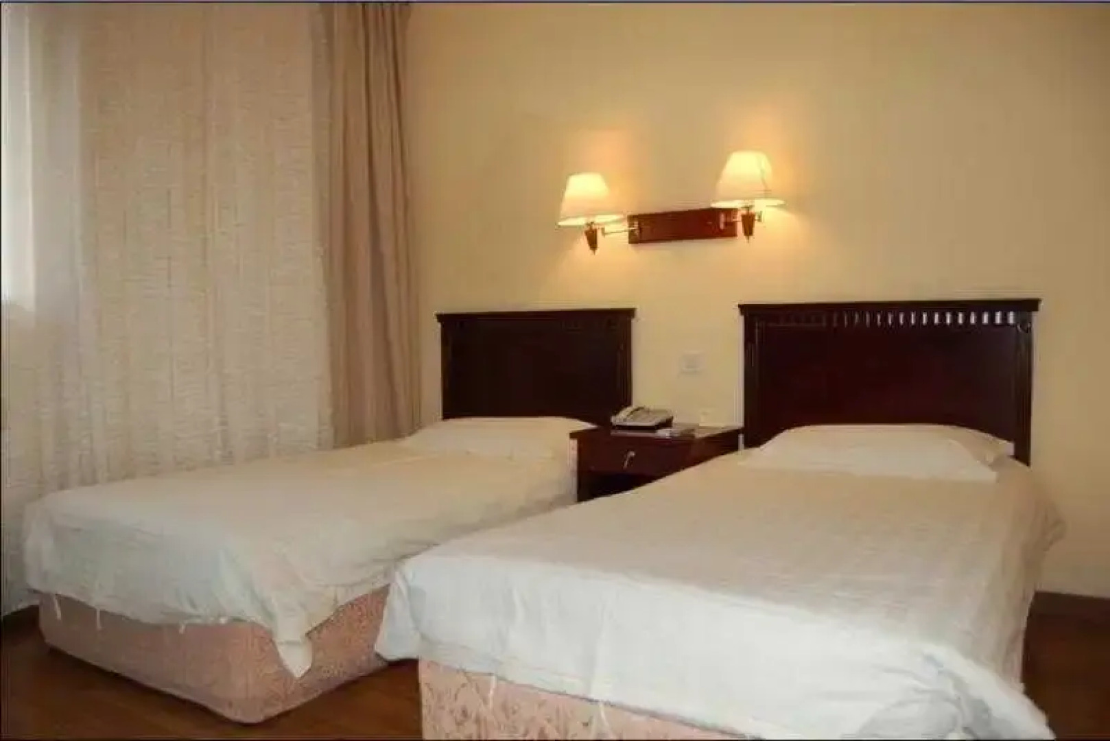 Shanghai Lakeside Holiday Inn Hotel