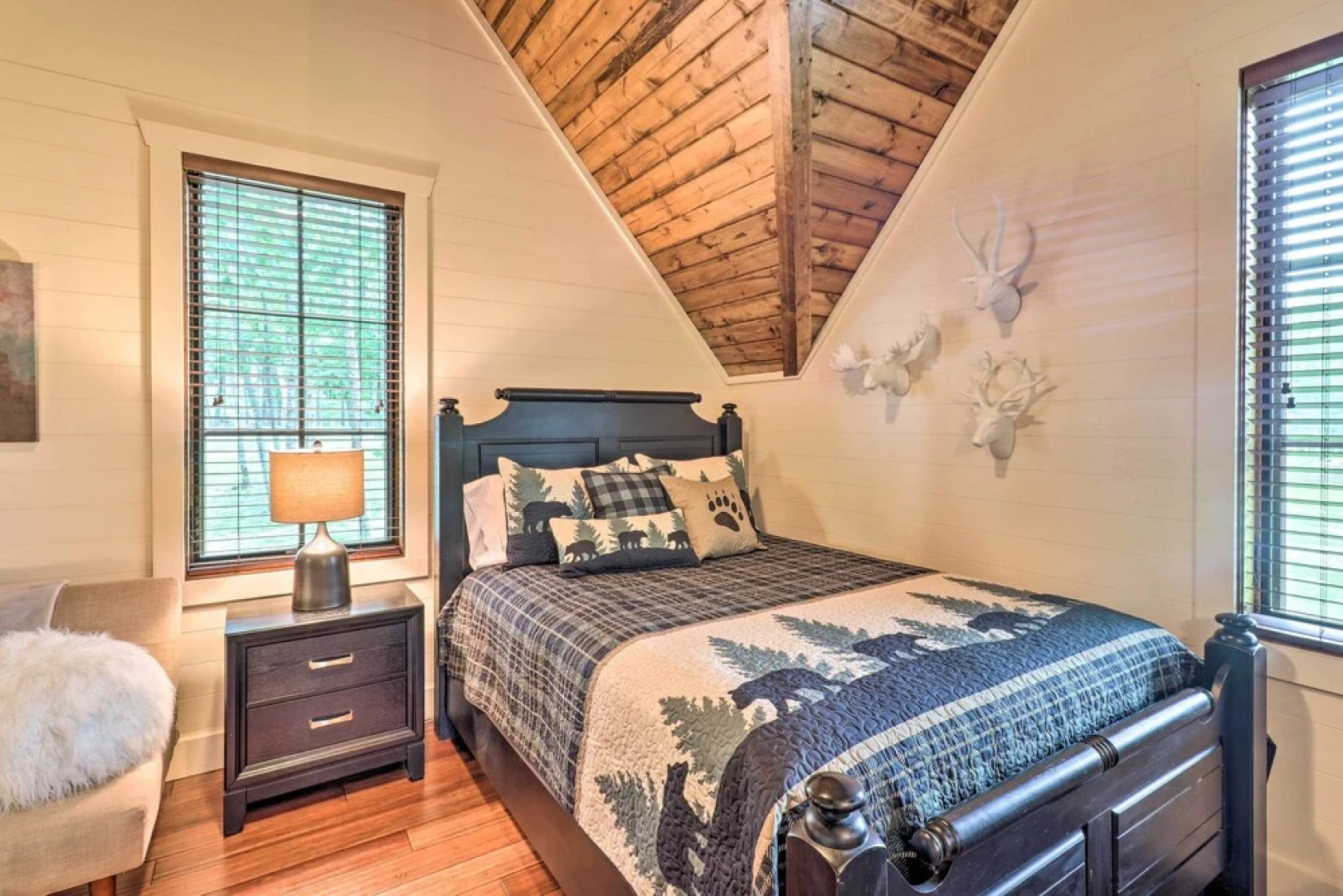 Serene Mountain Retreat! Rural Glenville Craftsman