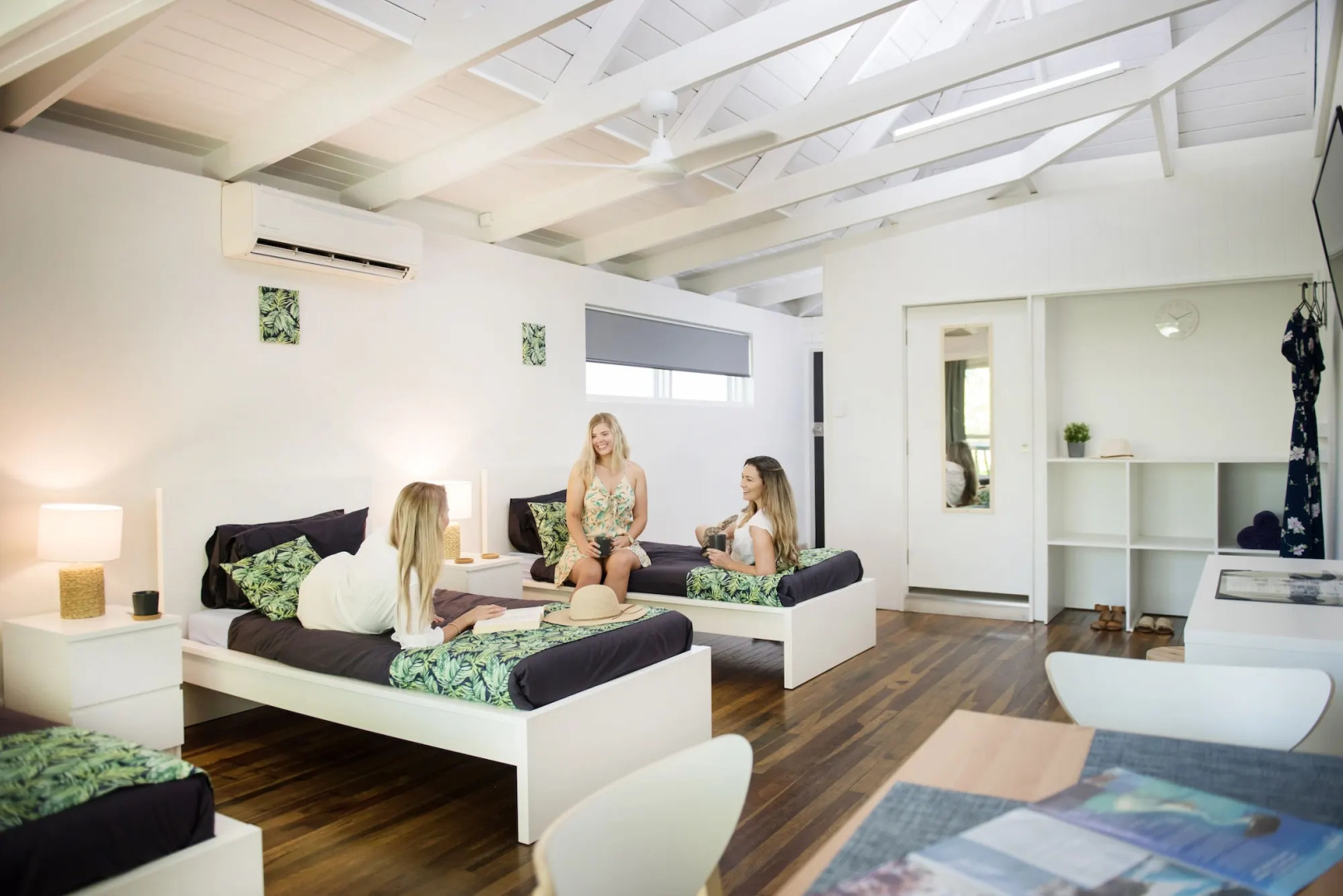 Magnums Airlie Beach