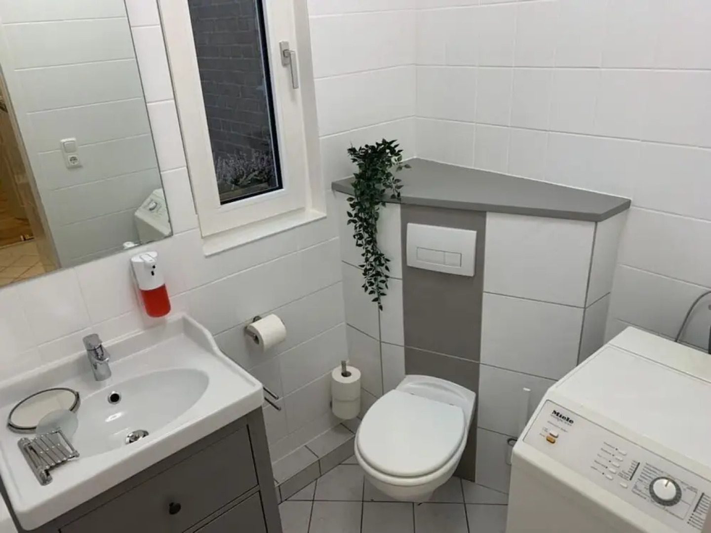 Amazing Holiday Home Near the Lake