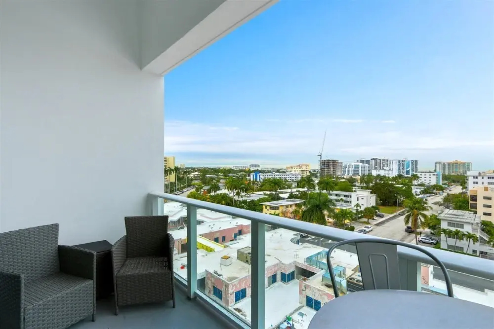 Top Fort Lauderdale Condo 7th Floor - Private and Sanitized, Hotel Amenities, Free Parking for Stays Over 27 Days, 400 ft From the Beach. Hosted by Super Host!