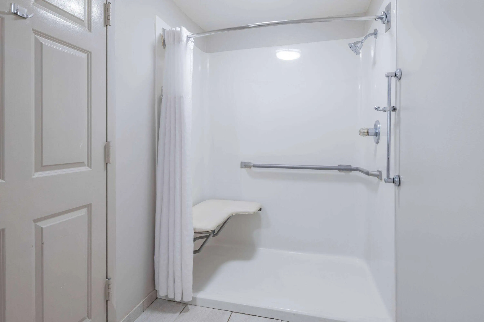 Days Inn & Suites by Wyndham Savannah Midtown