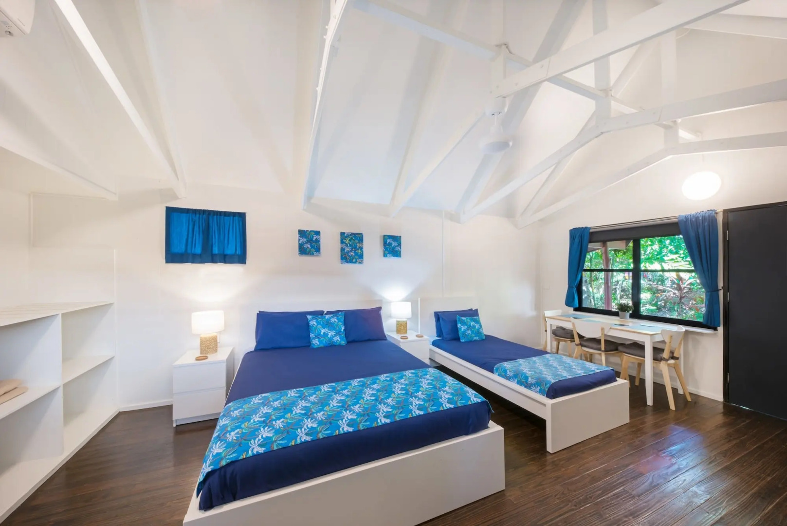 Magnums Airlie Beach