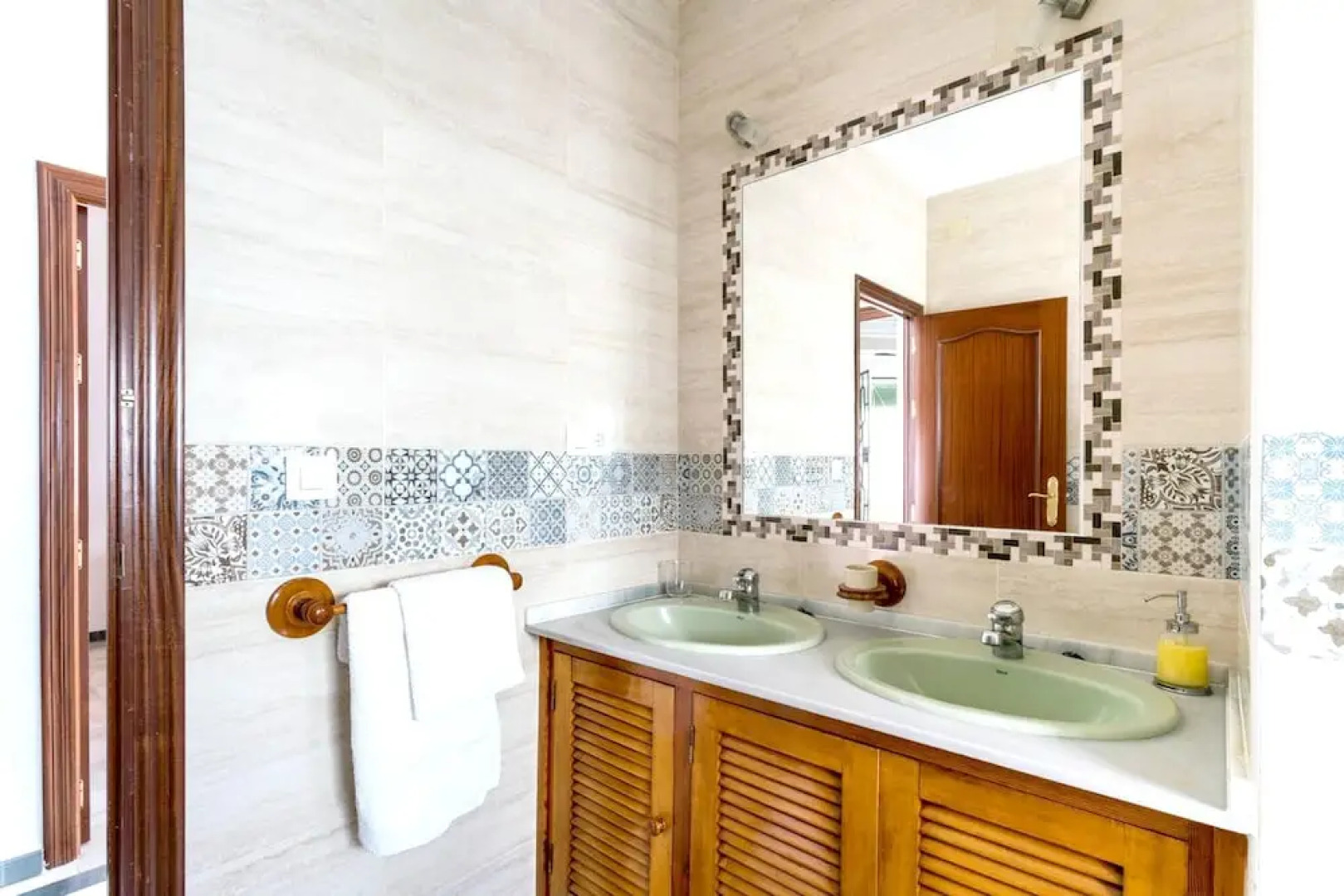 House With 6 Bedrooms in Villamanrique de la Condesa, With Private Pool and Enclosed Garden Near the Beach