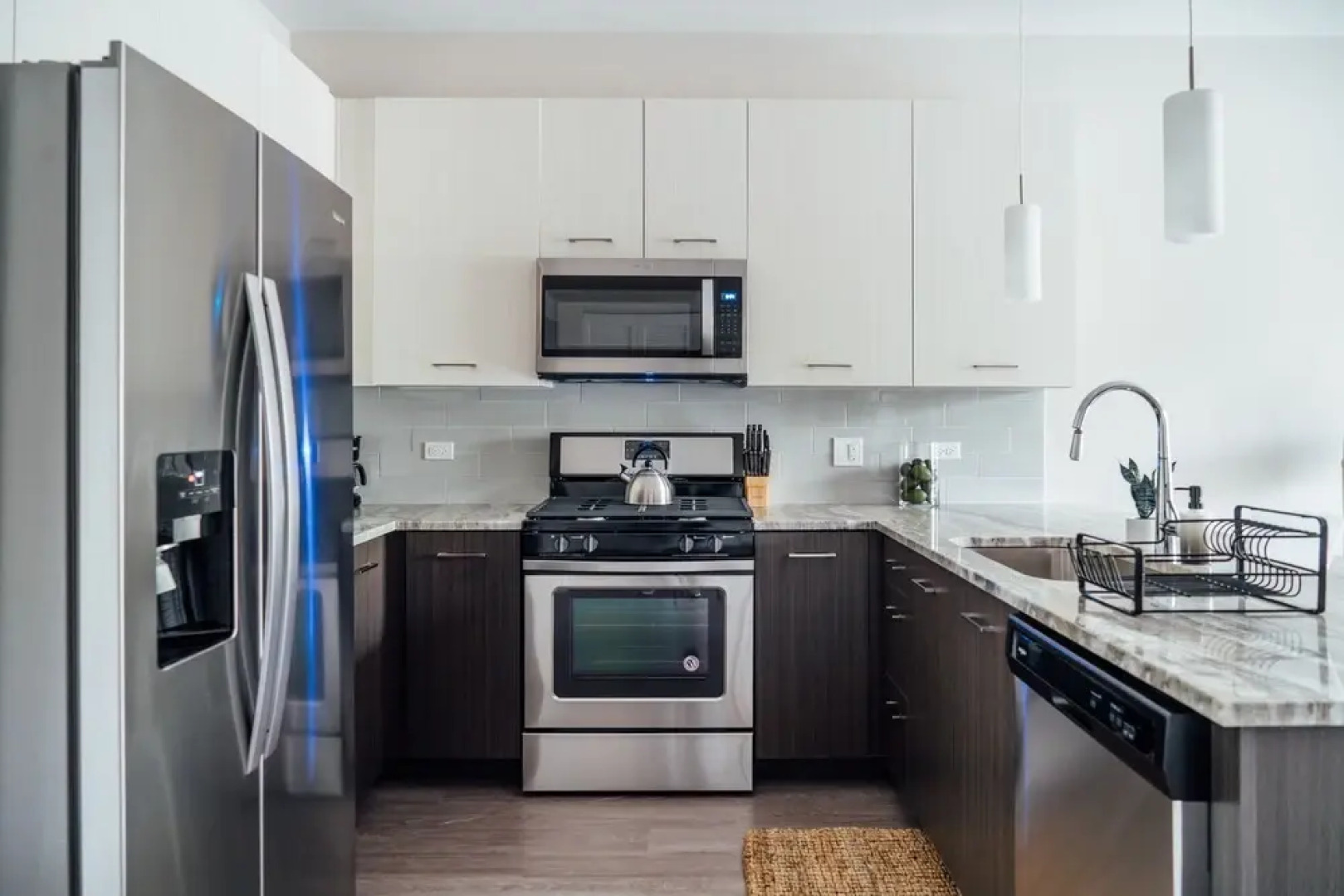 Bright Stylish 2BR Apt in Oak Brook