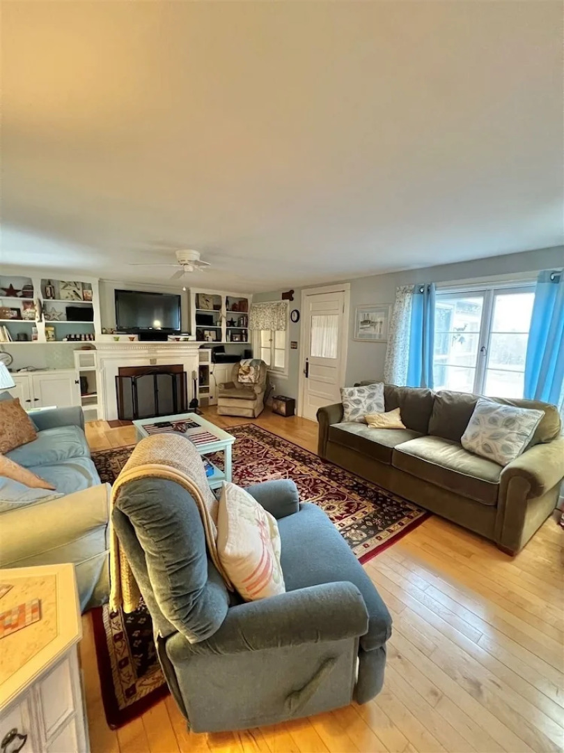 Mary's Lakeview - Limit 10 4 Bedroom Home by RedAwning