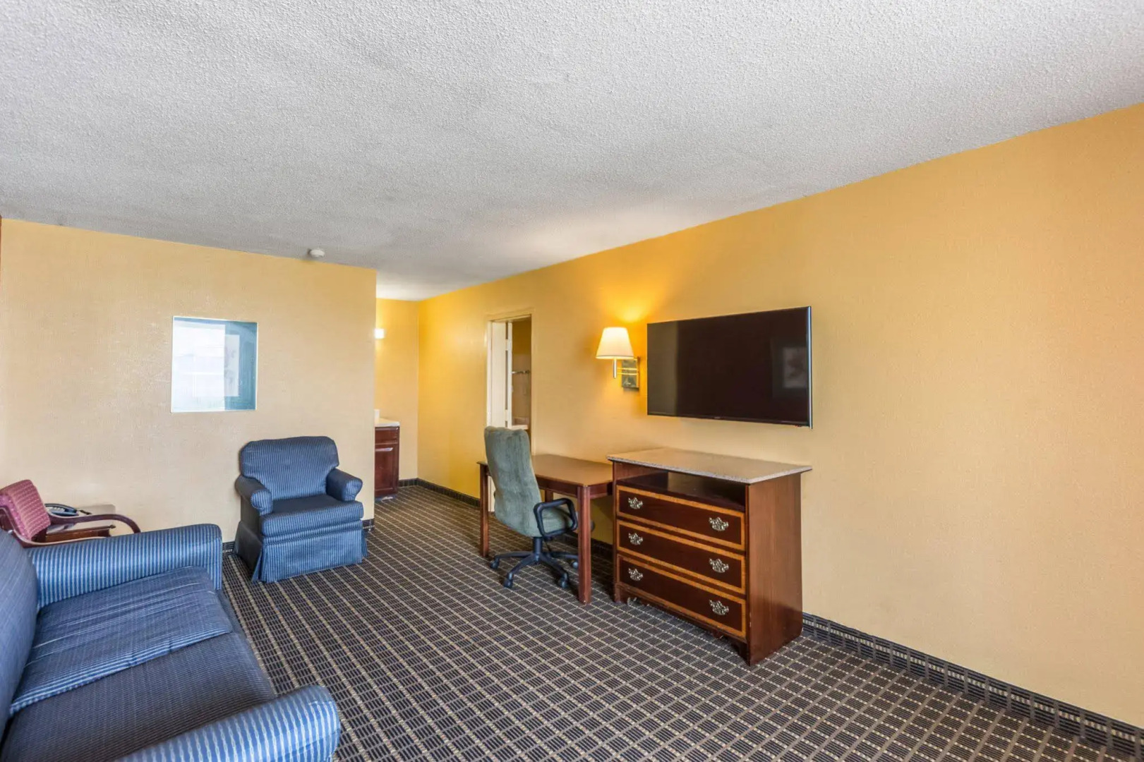Econo Lodge Inn & Suites