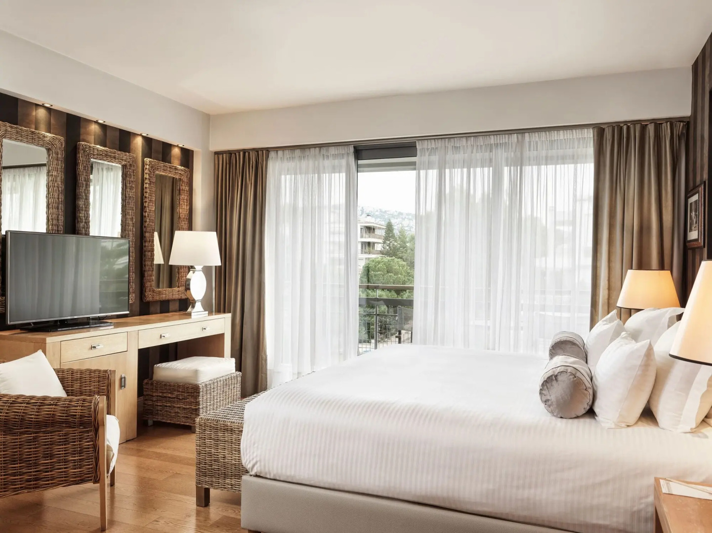 Sea View Cityscape Hotel