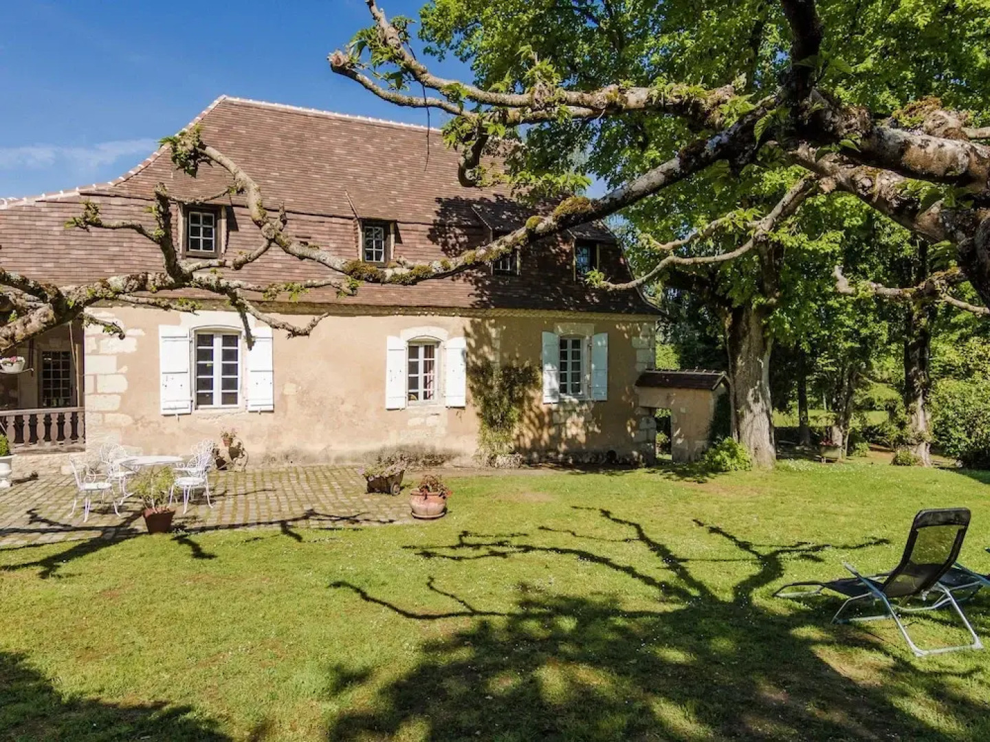 Ritzy Mansion in Sourzac With Tennis Court, Pool & Gym