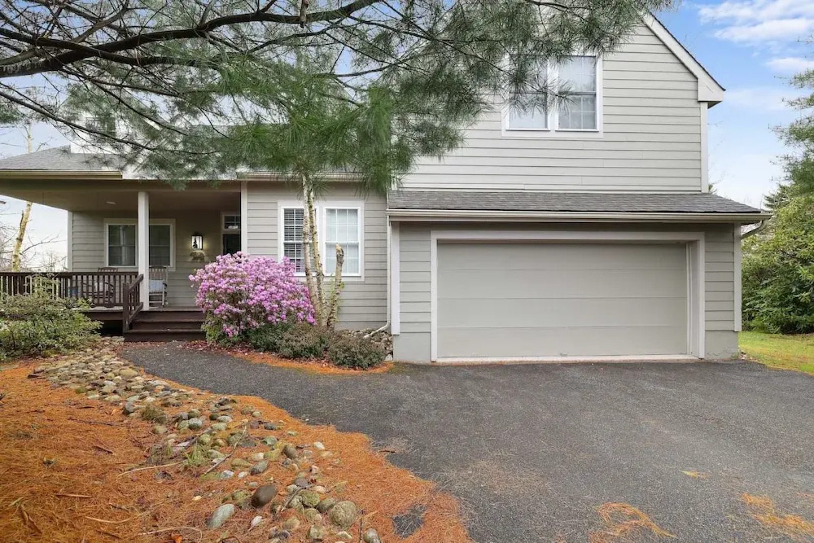 The Nest at Pinecrest by Avantstay Hot Tub Spacious Deck Game Room Fire Pit