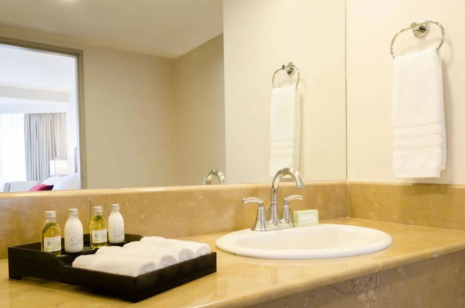 Clarion Hotel Amon Plaza