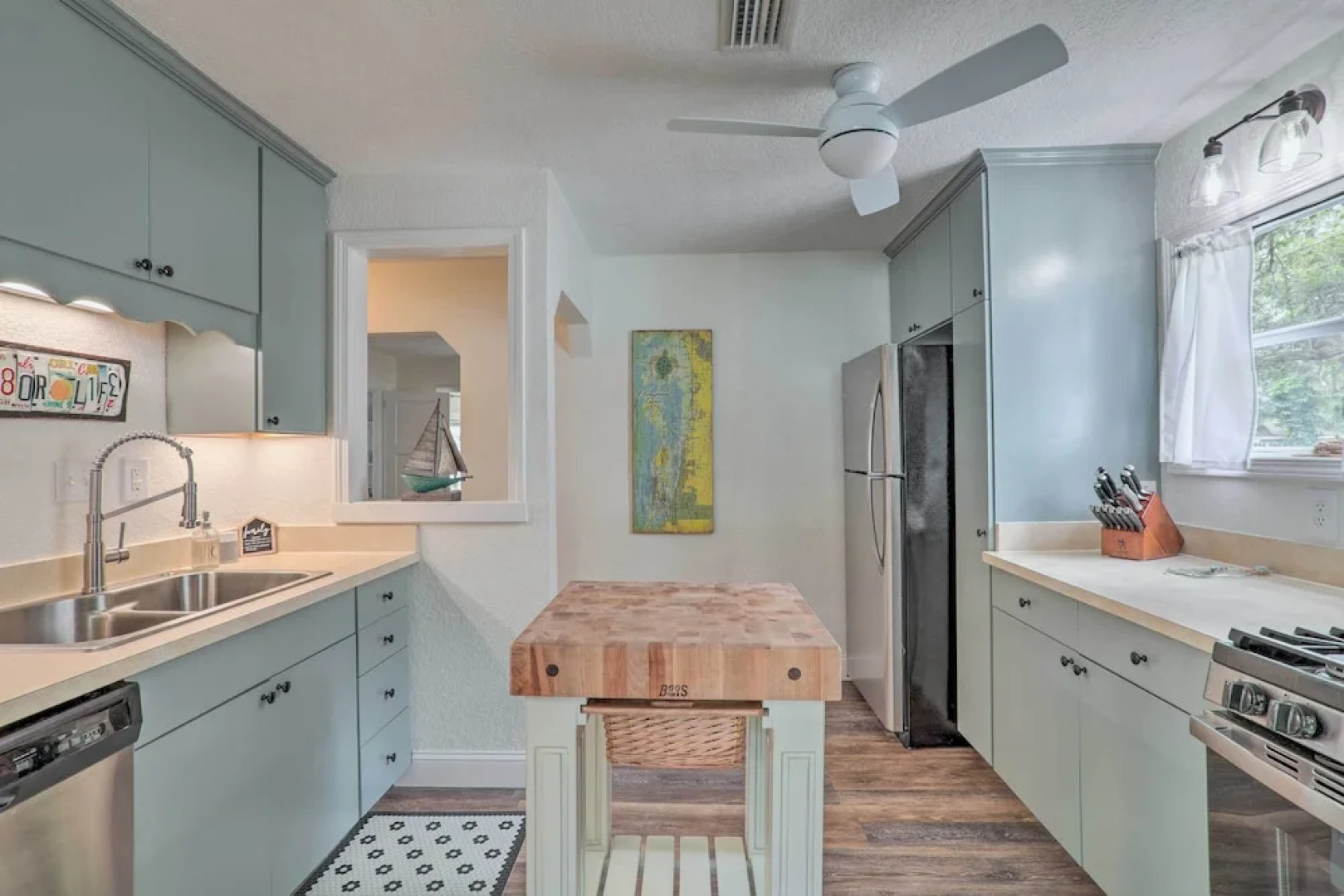 Tampa Bay Area Cottage w/ Gas Grill and Fire Pit!