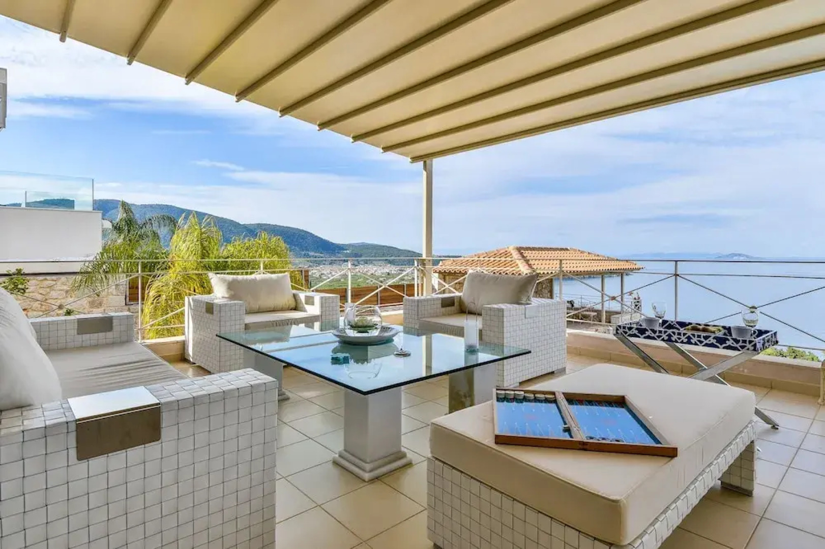 Villa with Striking views over the infinity Pool