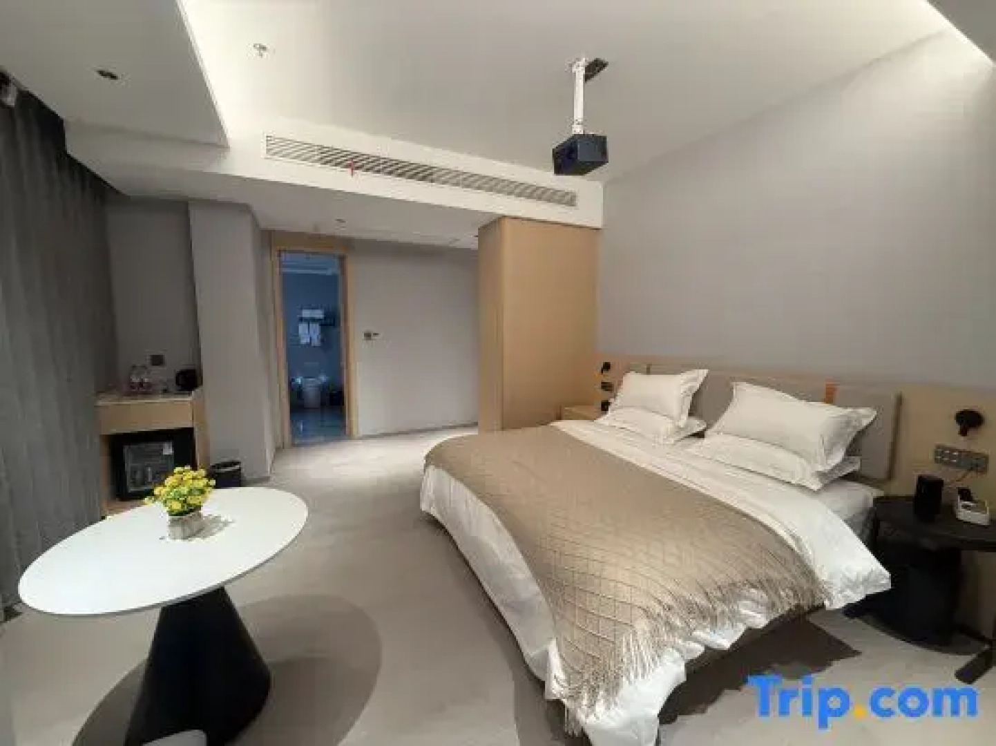 Yinghe Light Luxury Smart Homestay (Hengdian World Studios Store)