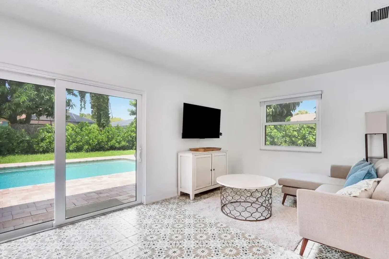 Private Pool + Bar: Palm Beach Gardens Getaway