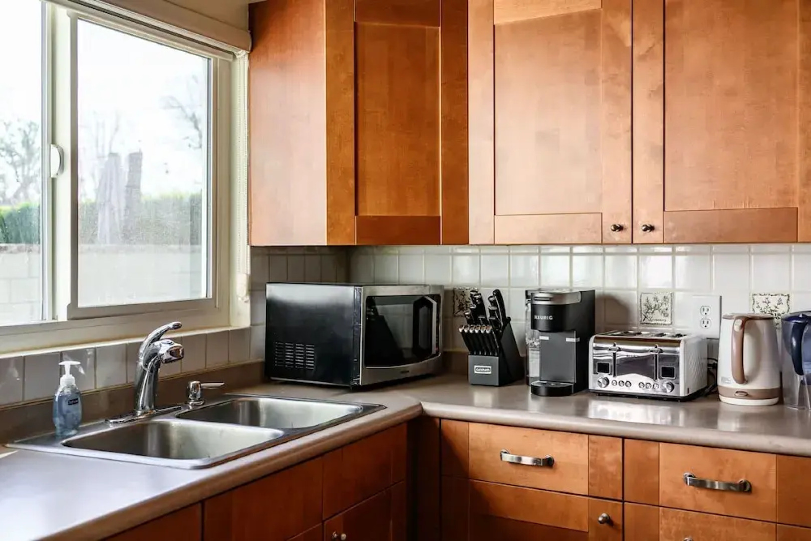 Perfect Family Home With Fireplace Spacious Yard