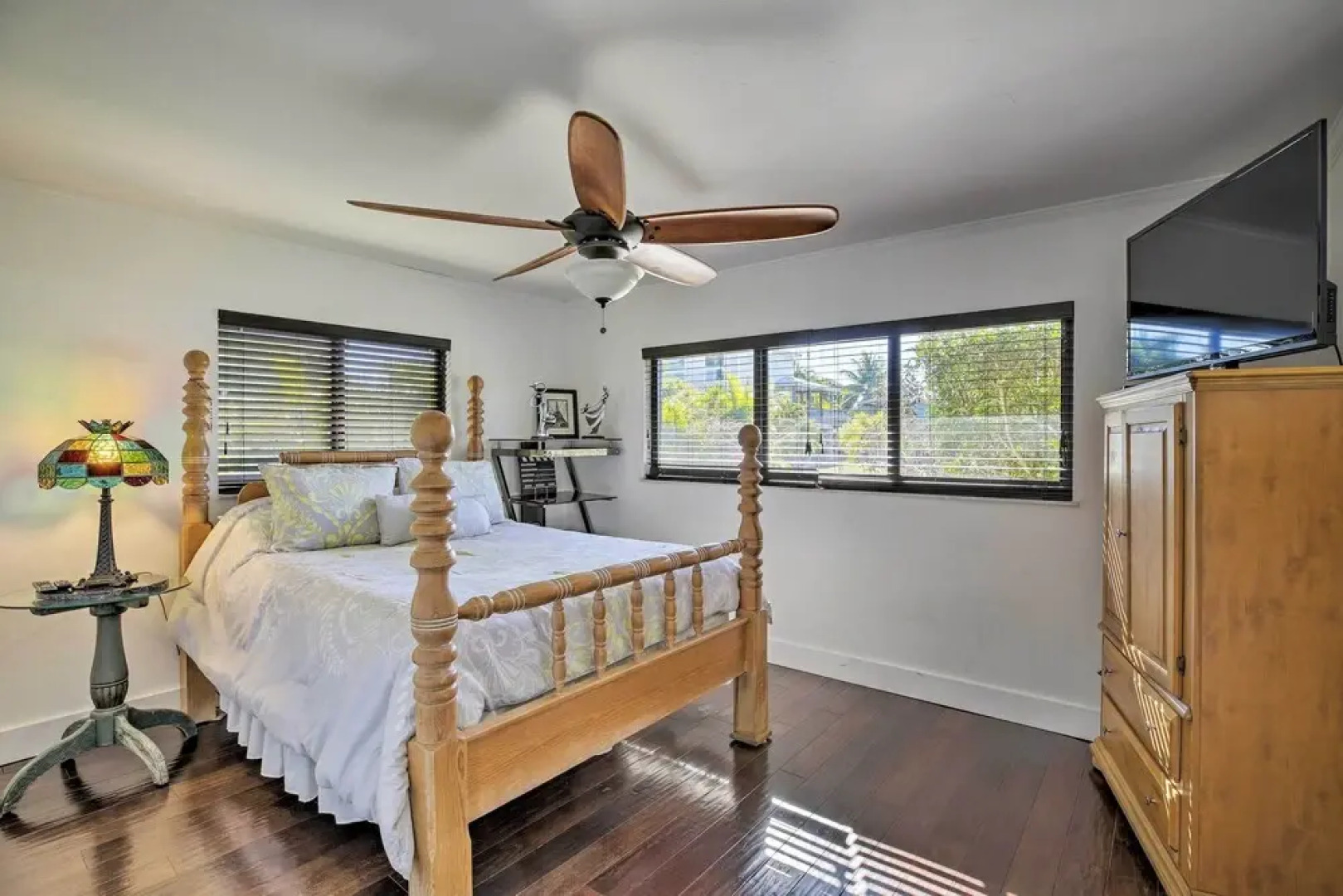 Pet-friendly Oasis w/ Deck & Fire Pit in Bokeelia!