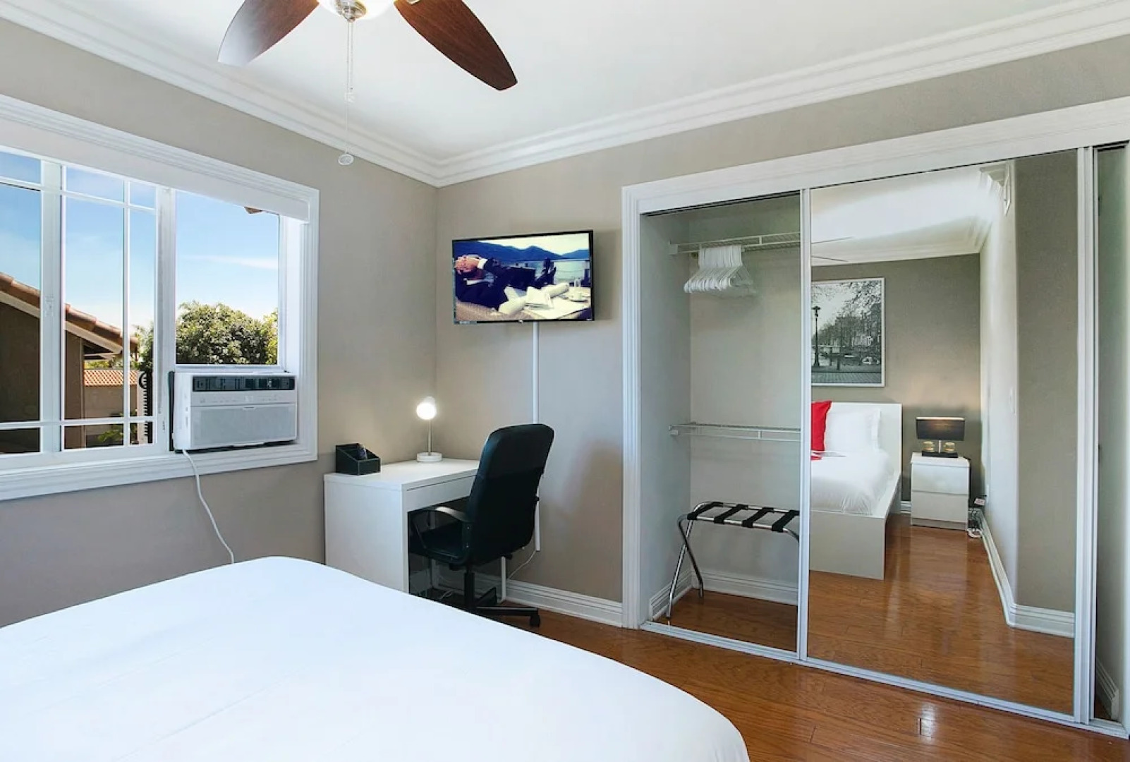 Costa Mesa/Newport - Fast WiFI - Work Stations - Free Parking - Self Check In! (CM-1)