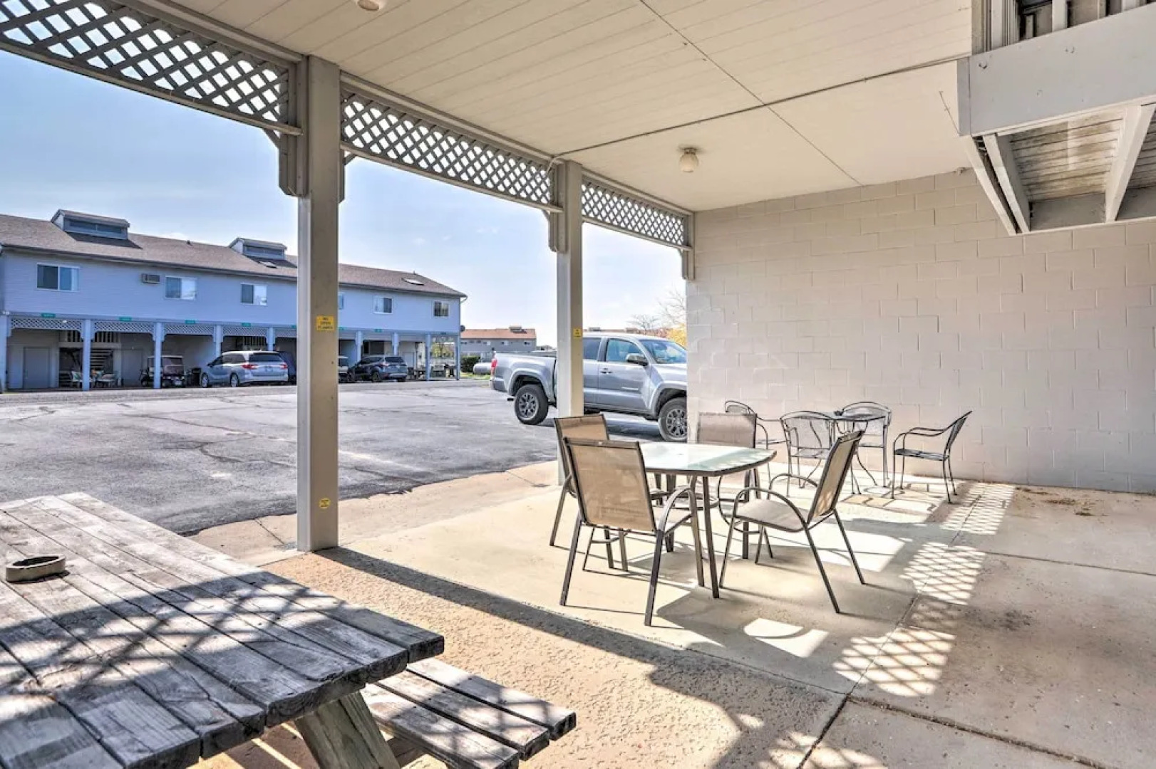 Pet-friendly Oak Harbor Condo: Walk to Lake!