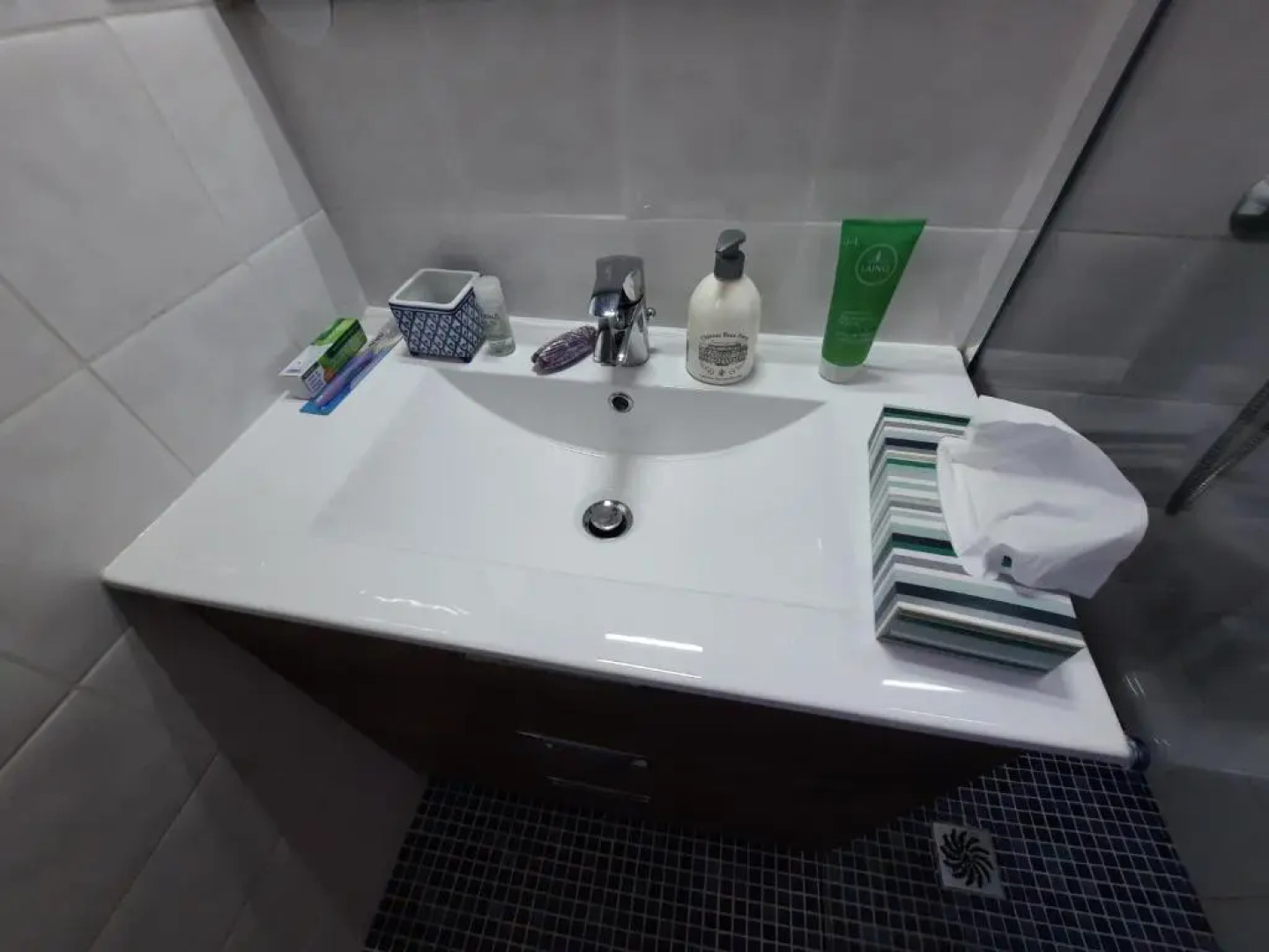 Coquet T2 ,terrasse,parking ,4 kms d Avignon