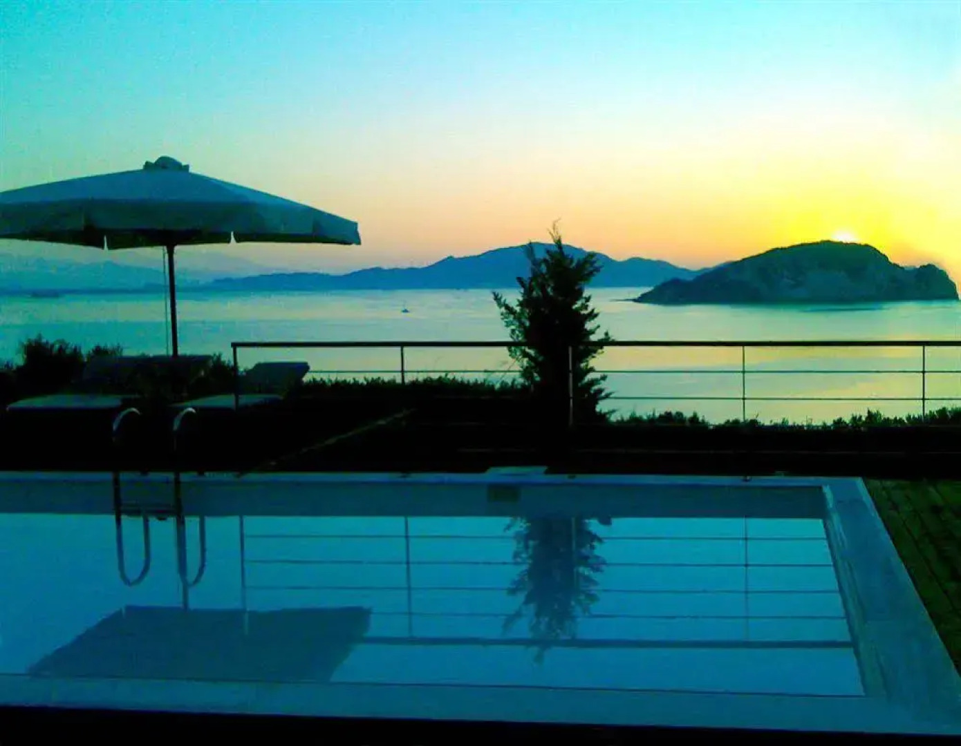 Exensian Villas & Suites