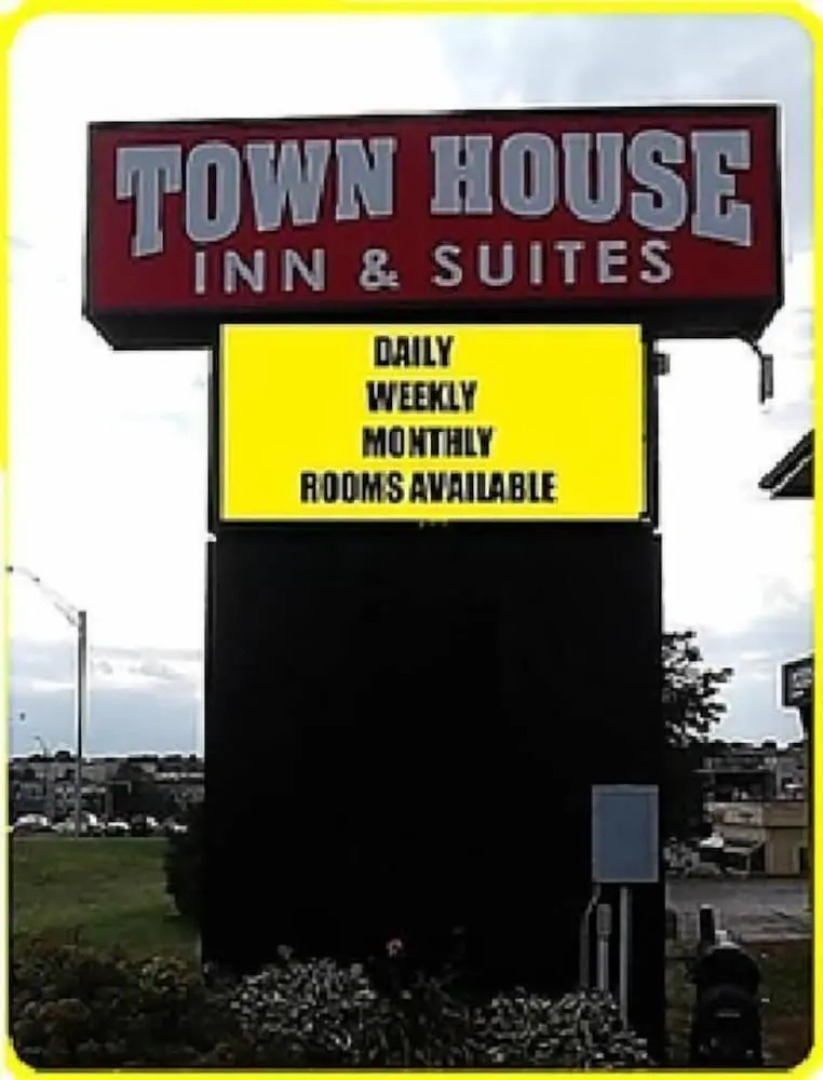 Townhouse Inn & Suites