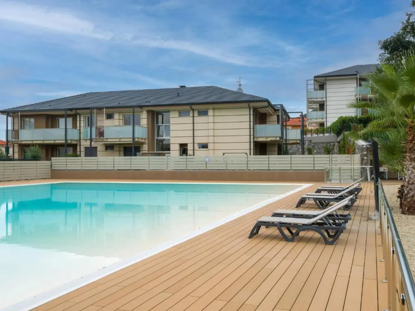 Leonardo - swimming pool and wide patio with barbecue