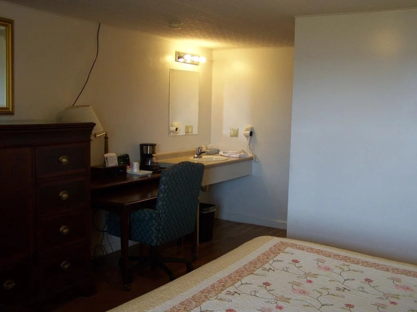 Golden Knight Inn and Suites