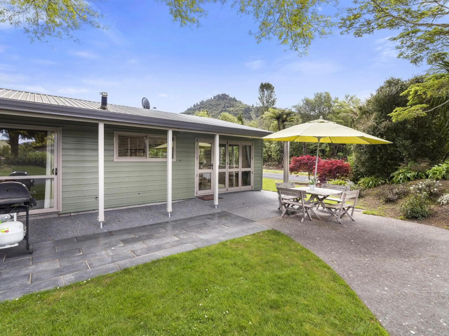 Rainbow Cottage - Lake Tarawera Cottage