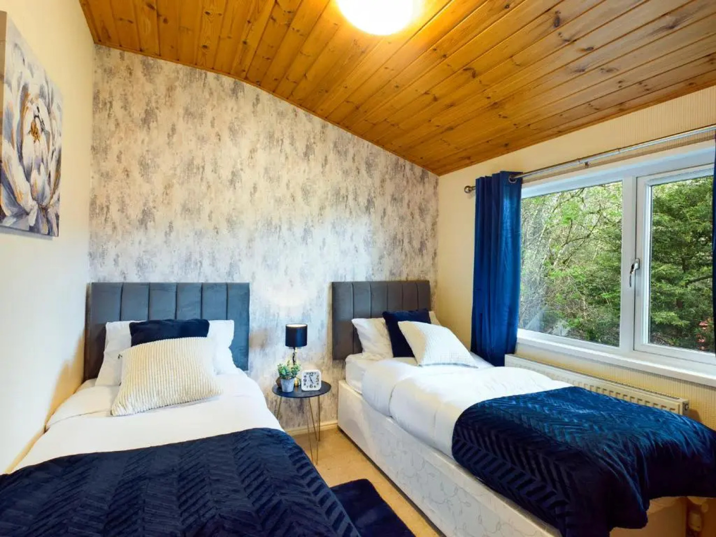 3 Bedroom Lakeview Lodge - Ensuite & Balcony Deck