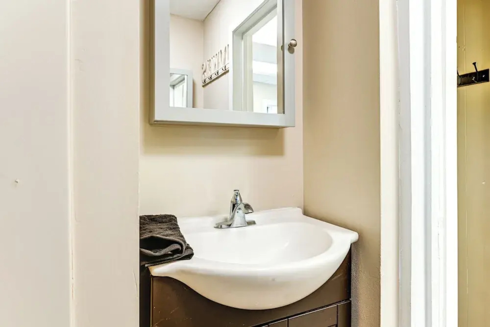 Near Cayuga Wine Trail: Seneca Falls Convenience!