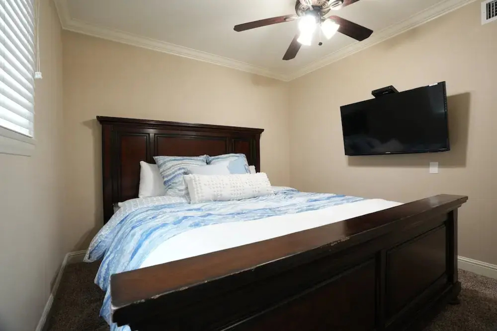 Incredible Estate 5 Bedrooms 3 Bathroom W/resort Style Rock Pool & Jacuzzi