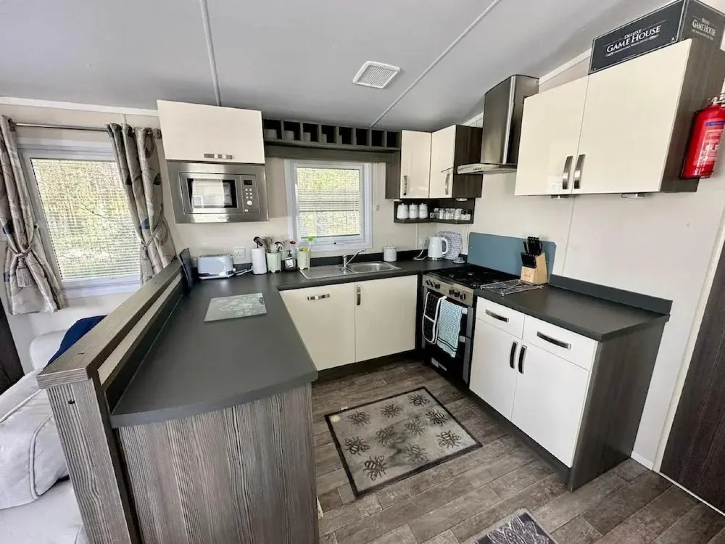 Caravan - Sleeps 4 - Pool - Pet Friendly