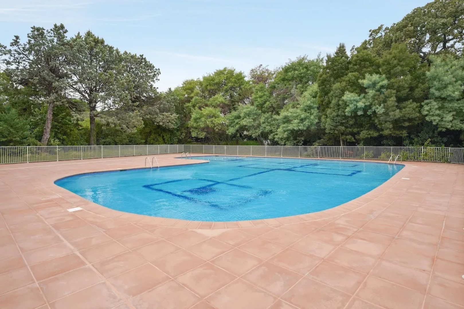 Studio in Saint-tropez, With Pool Access and Enclosed Garden - 800 m F