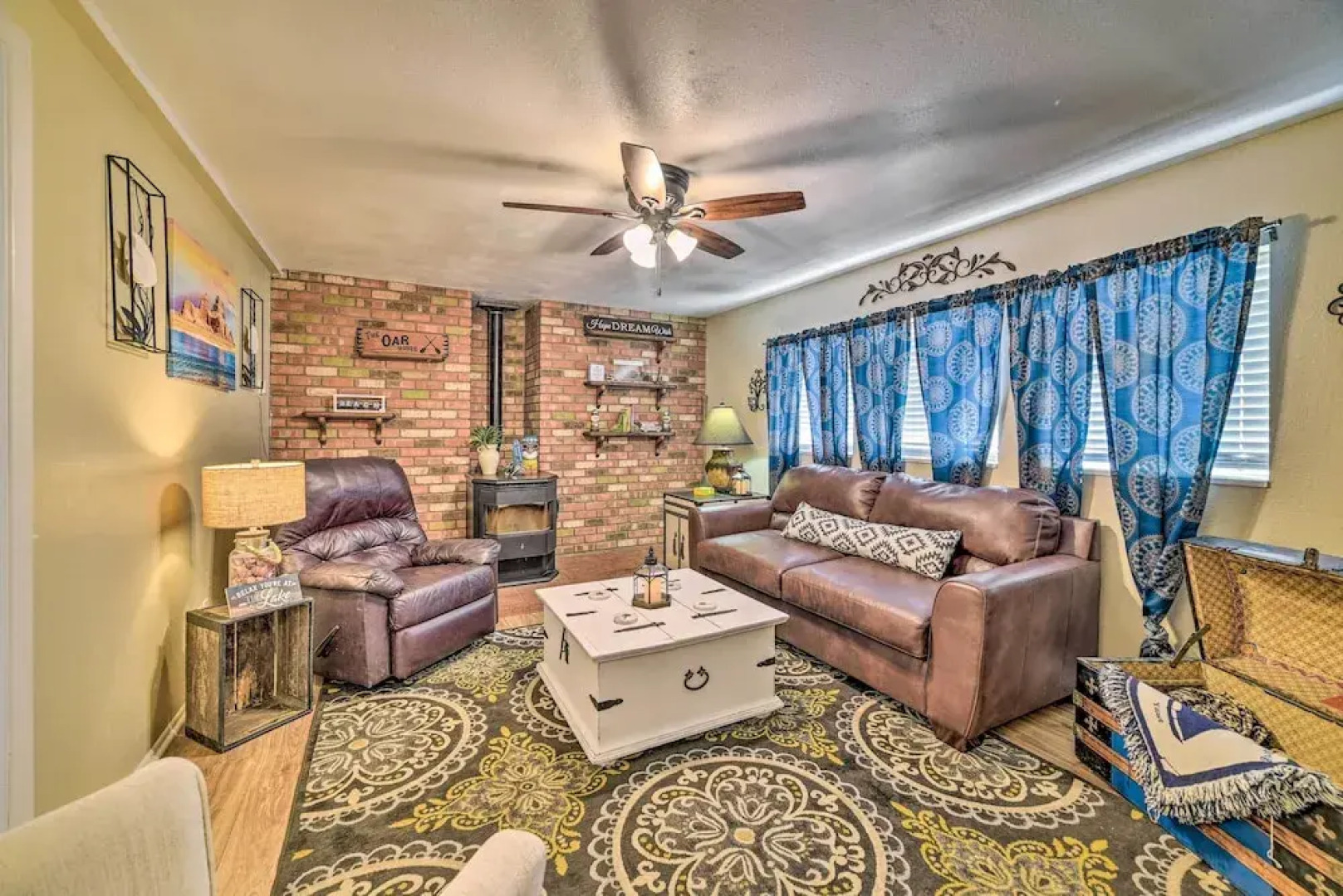 1 Mi to Canyon Tours: Vibrant Page Paradise!