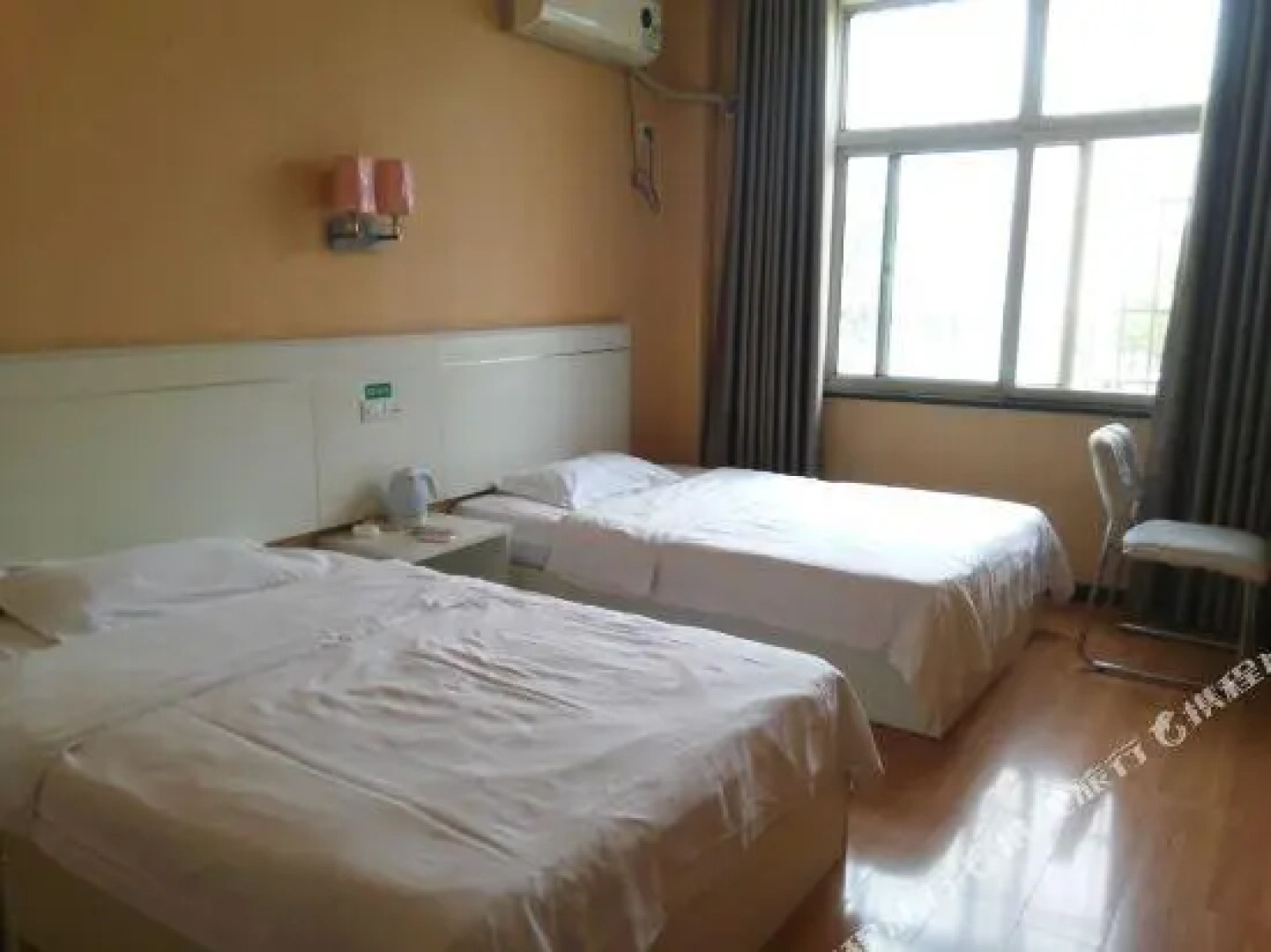 Zhongxiang Shenzhou Inn