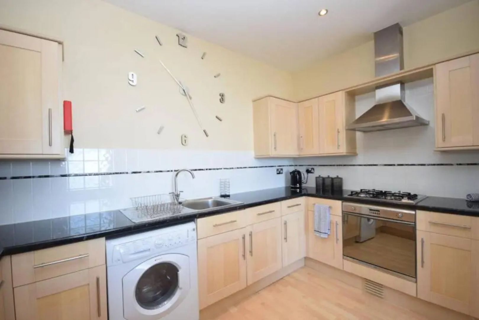 Spacious 3 bedroom Beachfront property with amazing sea views!